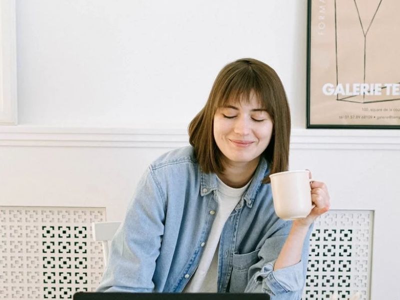 woman drinking coffee